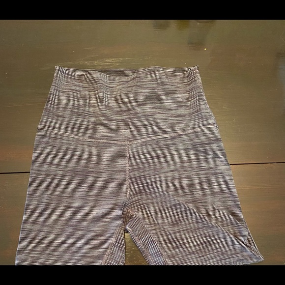 Lululemon heather-black 21” leggings - Picture 6 of 7